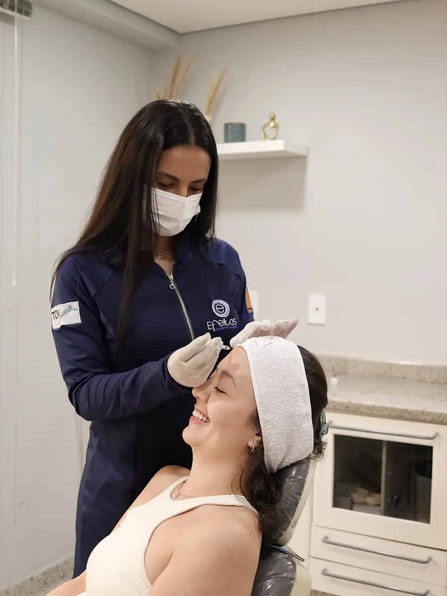 Profissional da Unità realizando procedimento de estética facial